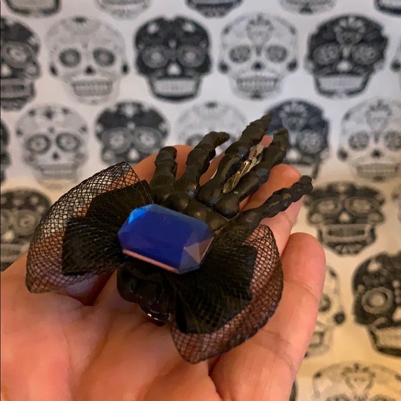 Black skeleton hand hair clip with blue jewel 💎 - Picture 7 of 16
